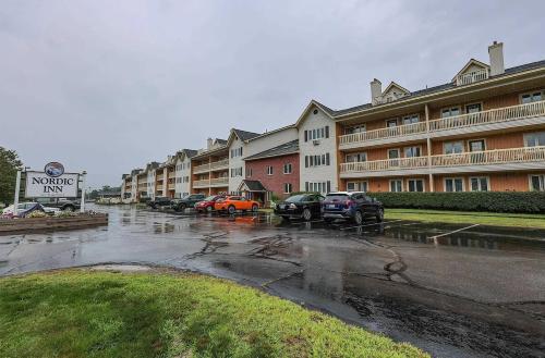 a parking lot with cars parked in front of a hotel at Lincoln Condo with slope view in Lincoln