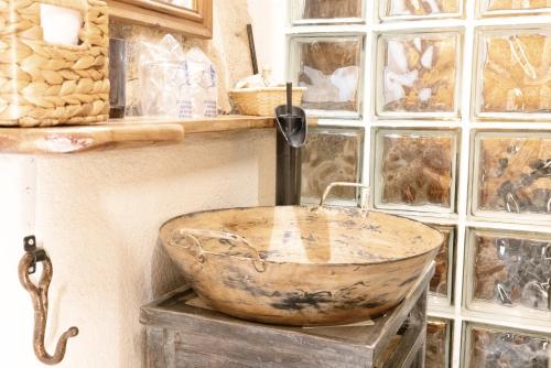 a bathroom with a stone sink on top of a wooden box at Lo Raconet d'Arnes in Arnés