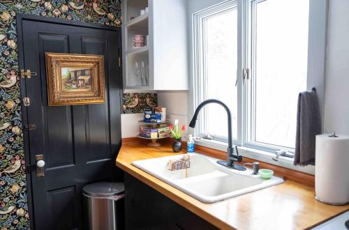 Η κουζίνα ή μικρή κουζίνα στο Retreat at Sea Cloud Cottage in Historic Wiscasset