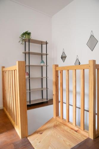 - un escalier en bois dans une chambre avec une étagère dans l'établissement Escapade de Charme T2 Centre Historique Bergerac, à Bergerac