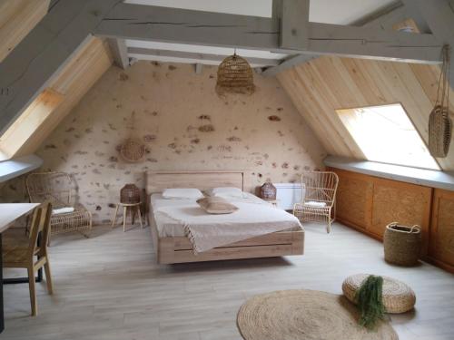 une chambre avec un lit dans un grenier dans l'établissement Quercynoise de Charme Piscine et vue sur Vallée du LOT, à Balaguier-dʼOlt
