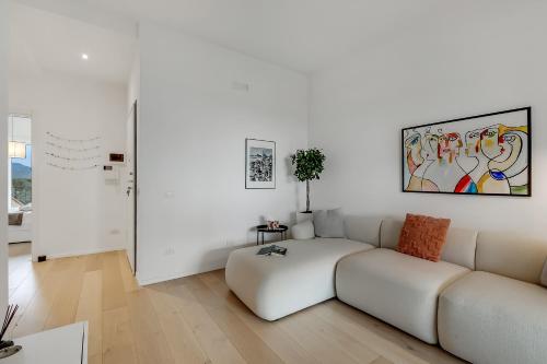 Una sala de estar blanca con un sofá y una mesa. en Sky View Apartment Monopoli - Happy Rentals, en Monopoli