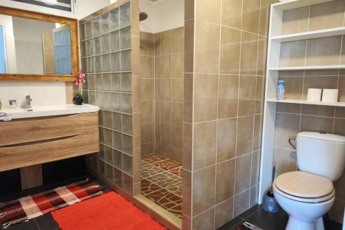 a bathroom with a toilet and a sink at Neanava Lodge Papeete in Papeete