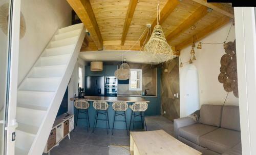 un salon avec un escalier et une cuisine dans l'établissement La Cazetta du Cap by Monarca, vue Mer, 4 personnes, à Brando