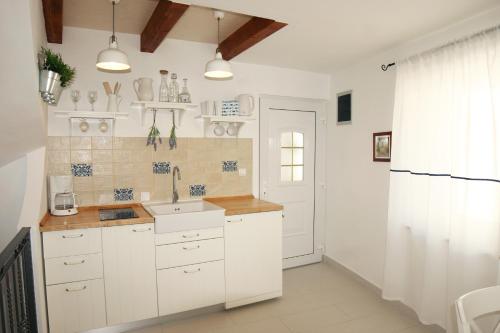 Kitchen o kitchenette sa Apartments Stefani