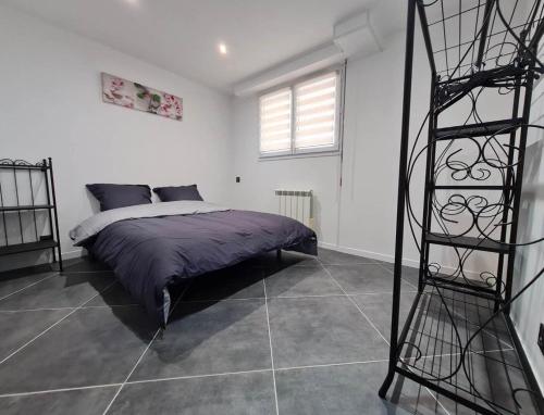 - une chambre avec un lit et une échelle noire dans l'établissement Les Voiles Blanches, T3 neuf de 53 m2, à Saint-Jean-de-Monts