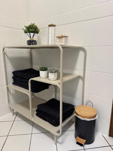 - un porte-serviettes aigre dans la salle de bains avec des serviettes noires dans l'établissement Jolie T2, 55 m, centre ville soultz, à Soultz-Haut-Rhin