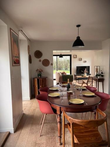 une table à manger et des chaises dans un salon dans l'établissement L'Echappée Bretonne, à Lamballe Armor