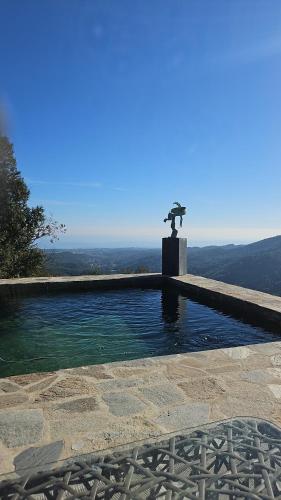 - une piscine avec une croix au-dessus dans l'établissement Domaine COLONNA SANTINI ,Chambre d hôtes Piscine, sauna, spa, à Porri