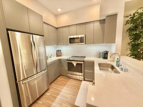 Η κουζίνα ή μικρή κουζίνα στο Top Floor Hollywood 1BR Condo with Views