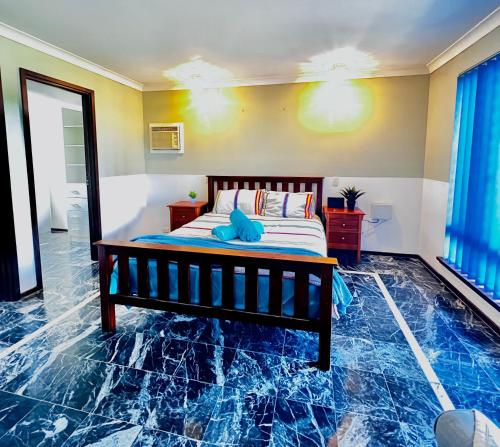 Ένα ή περισσότερα κρεβάτια σε δωμάτιο στο Affordable Long-Term Stay ENS Master Bedroom in Perth Fremantle University Hospital