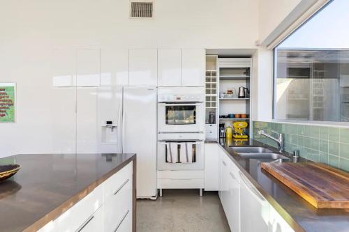 Una cocina o zona de cocina en Wonder Walls-Architect Designed Joshua Tree View