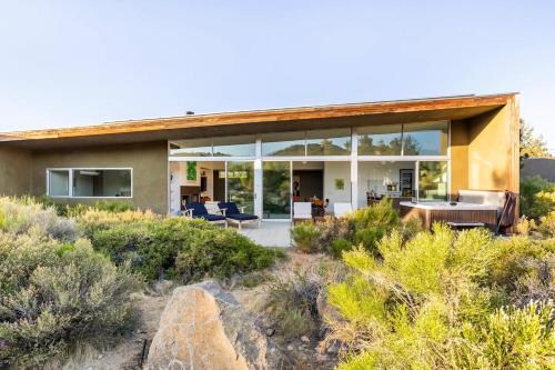 Jardín al aire libre en Wonder Walls-Architect Designed Joshua Tree View