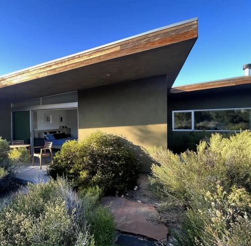 Jardín al aire libre en Wonder Walls-Architect Designed Joshua Tree View