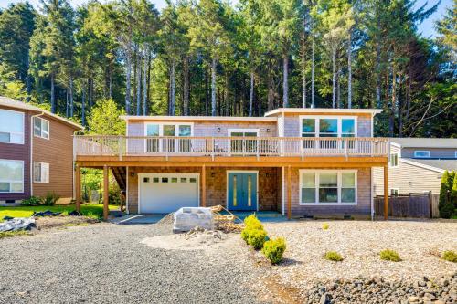 アーチ・ケープにあるModern Arch Cape Home Ocean View, Steps to Beach!の大きな家