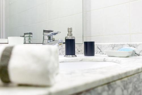 La salle de bains est pourvue de 2 lavabos et d'un miroir. dans l'établissement Cosy studio Lyon 1er Croix Rousse, à Lyon