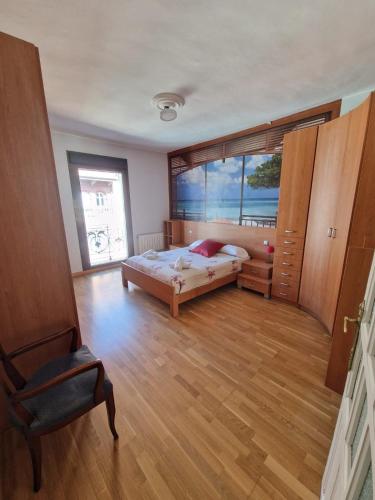 a bedroom with a bed and a large window at Gran piso en el centro de Huesca in Huesca