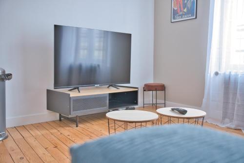 Excellence Sarrailにあるテレビまたはエンターテインメントセンター