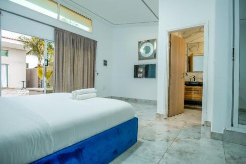 Hôtel détente assinie في أسيني: غرفة نوم بها سرير ونافذة كبيرة