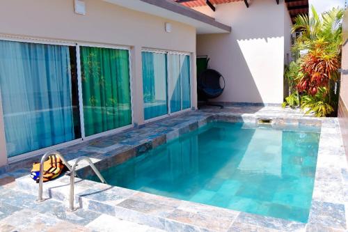 Hôtel détente assinie في أسيني: مسبح في فيلا ذات ماء ازرق