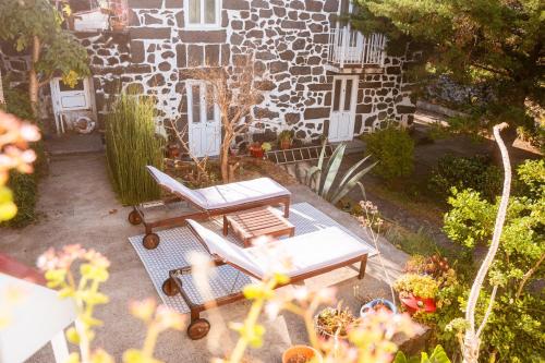 an overhead view of a patio with two tables and chairs at Quinta das Almas in São Roque do Pico