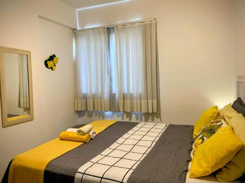 Ένα ή περισσότερα κρεβάτια σε δωμάτιο στο Maria Apê 07 São Mateus l Garagem l WiFi l Térreo l Um minuto do shopping independência