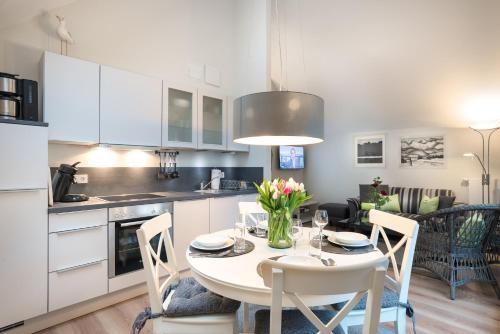 Η κουζίνα ή μικρή κουζίνα στο Ostsee - Appartement Nr 63 "Möwennest" im Strand Resort