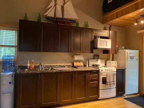 Nhà bếp/bếp nhỏ tại Small Muskoka Cottage- Gibson Lake