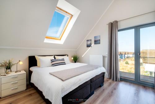 Ένα ή περισσότερα κρεβάτια σε δωμάτιο στο Ostsee - Appartement Nr 90 "Seestern" mit Strandkorb im Strand Resort