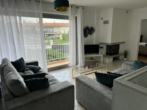 un salon avec deux canapés et une télévision dans l'établissement Havre de Paix, à Le Cendre