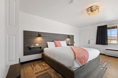 Letto o letti in una camera di Broken Spur Inn & Steakhouse
