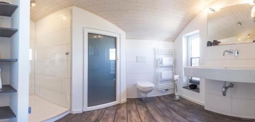 Ένα μπάνιο στο KYST 5410 Floating Home 1