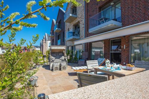 a patio with a table and chairs on a building at Ostsee - Appartement Nr 151 "Hamborger Veermaster" im Strand Resort in Heiligenhafen
