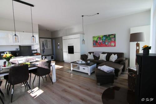 ein Wohnzimmer mit einer Couch und einem Tisch in der Unterkunft Ostsee - Reetdachhaus Nr 9 "Emma" im Strand Resort in Heiligenhafen