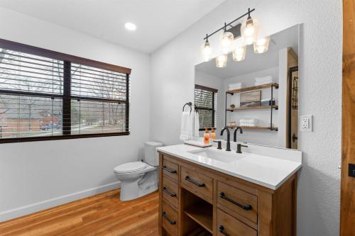 Bilik mandi di Remodeled Lakefront Cabin, shuffleboard, Starlink