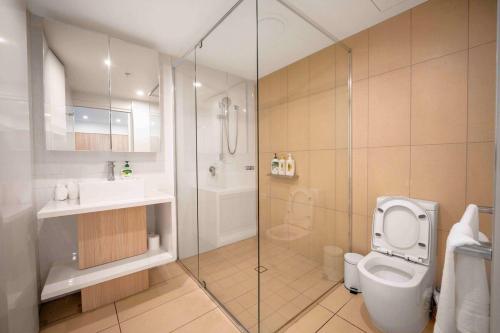 une salle de bain avec une douche, des toilettes et un lavabo dans l'établissement Boutique Hamilton Stay Portside, à Brisbane
