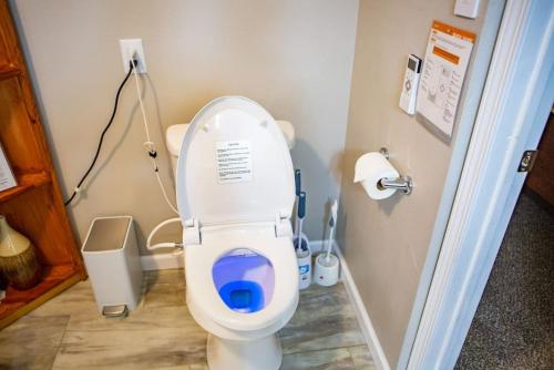 Ένα μπάνιο στο Moon River Smart-Suite near Interstate 44 and Airport