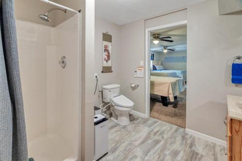 Ένα μπάνιο στο Moon River Smart-Suite near Interstate 44 and Airport