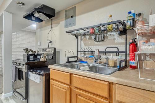 Η κουζίνα ή μικρή κουζίνα στο Moon River Smart-Suite near Interstate 44 and Airport