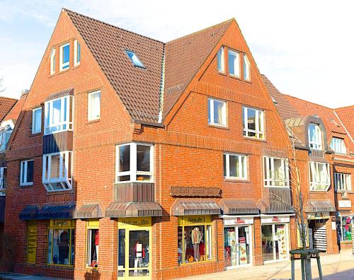 un grande edificio in mattoni rossi su una strada di Fiete Deppe Haus a Wyk auf Föhr
