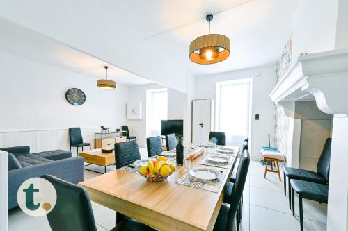 une salle à manger et un salon avec une table et des chaises dans l'établissement Tranquiloue - Grande Maison à 3min du PuyduFou !, aux Épesses