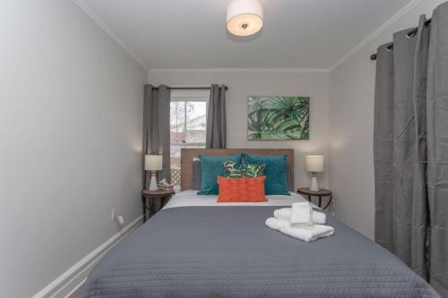 Katil atau katil-katil dalam bilik di Boutique Quality Home Downtown by the Shaw