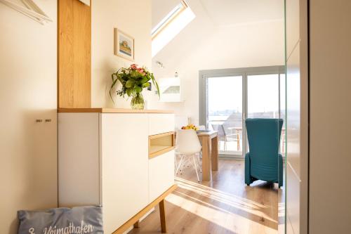 Zimmer mit einem Schreibtisch und einem blauen Stuhl in der Unterkunft Ostsee - Appartement Nr 19 "Sonnenzauber" im Strand Resort in Heiligenhafen