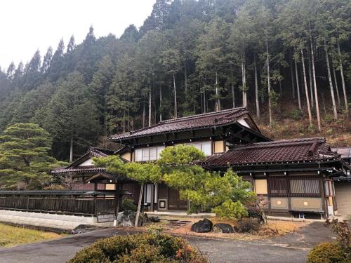 una casa giapponese con una montagna sullo sfondo di sunny sidde a Takayama