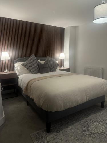 バーミンガムにあるOldList 1のベッドルーム1室(大型ベッド1台、テーブル2台、ランプ2つ付)