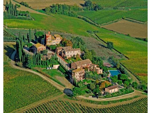 an estate in the middle of a green field at tolles Apartment in einer Residence in der Toskana in Petrignano sul Lago