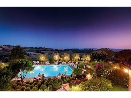 an overhead view of a swimming pool at night at tolles Apartment in einer Residence in der Toskana in Petrignano sul Lago
