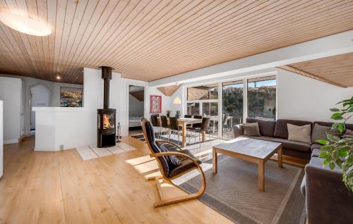 Posezení v ubytování Pet Friendly Home In Henne With Sauna