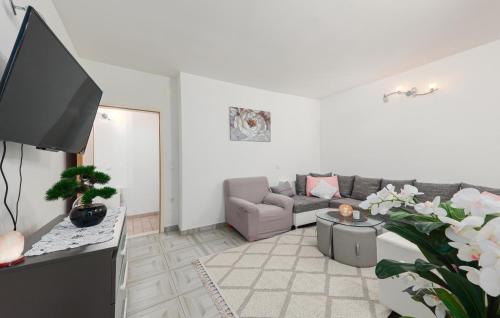 Lovely Apartment In Makarska