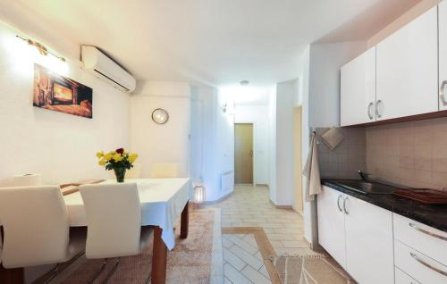 Lovely Apartment In Makarska